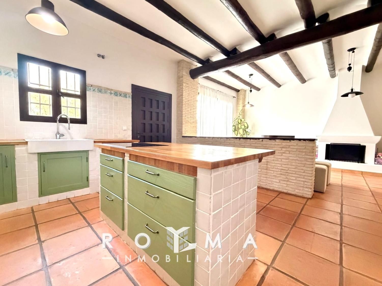 Cocina de Casa adosada en venta en Dos Hermanas con Aire acondicionado, Calefacción y Jardín privado
