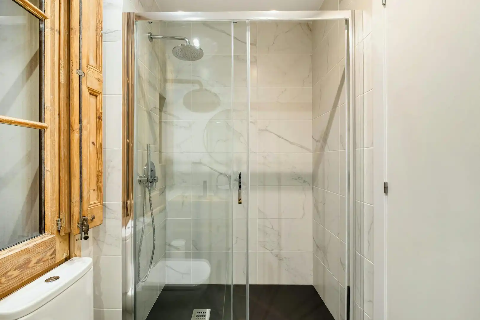 Badezimmer von Wohnung zur untervermieten in Barcelona mit Klimaanlage, Heizung und Möbliert
