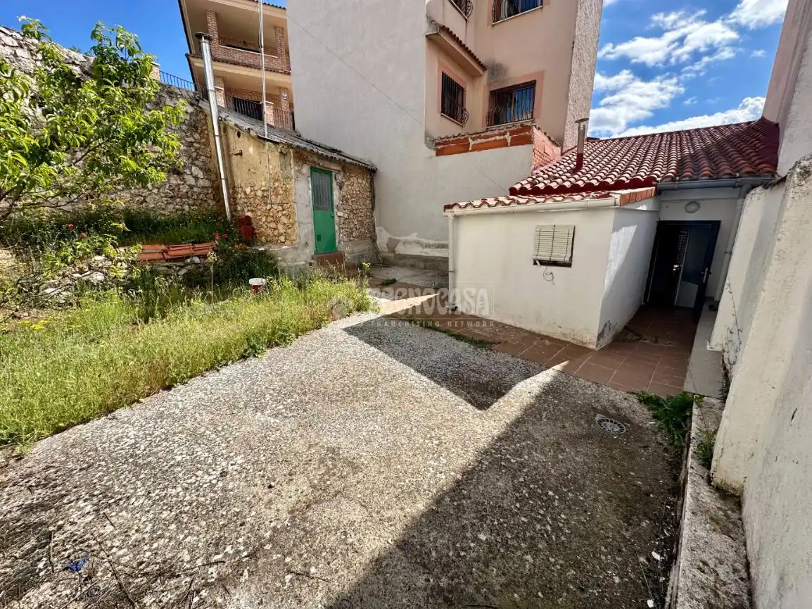 Casa adosada en venda en Los Santos de la Humosa amb Calefacció