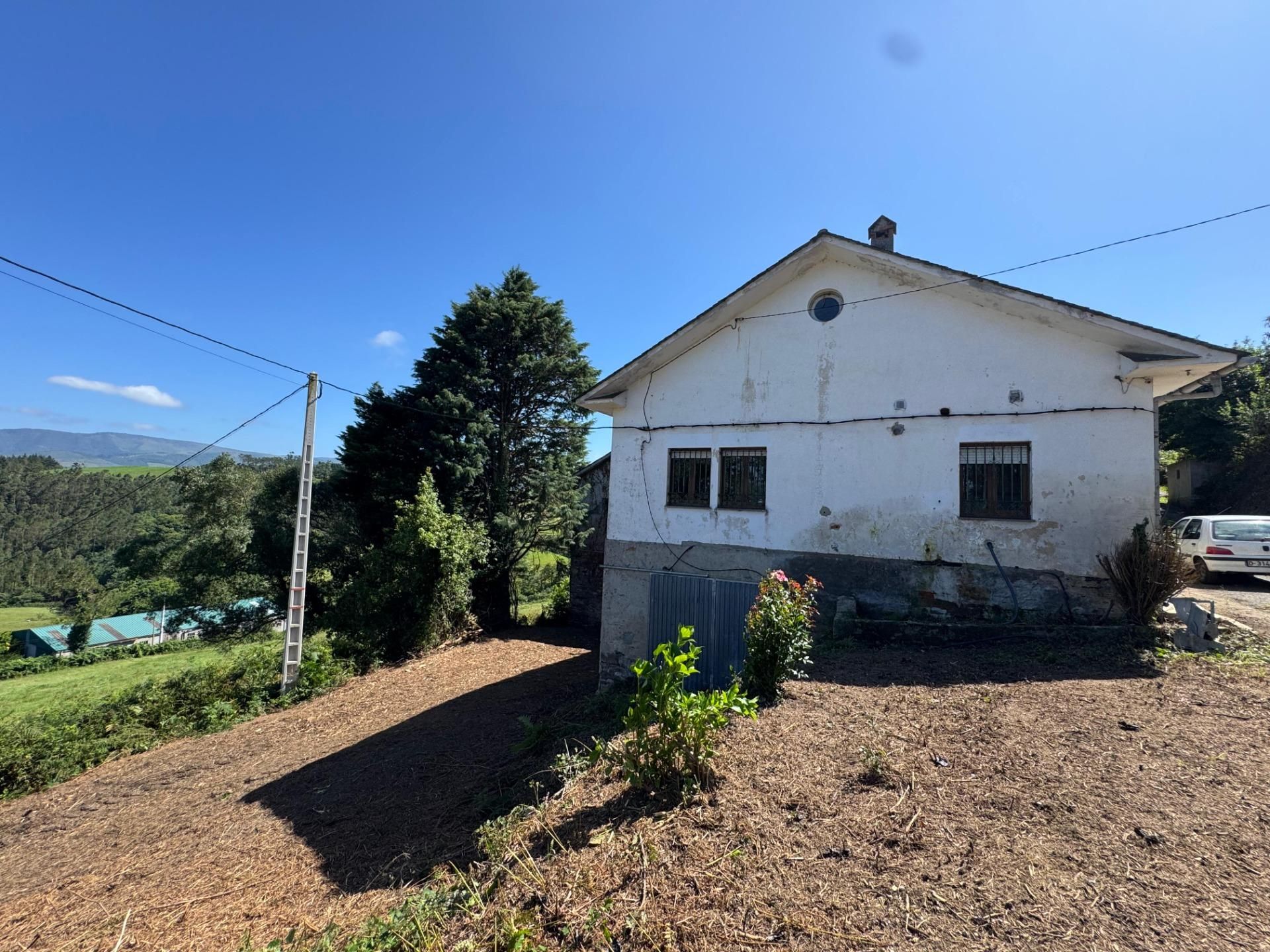 Vista exterior de Casa o xalet en venda en Tapia de Casariego amb Jardí privat
