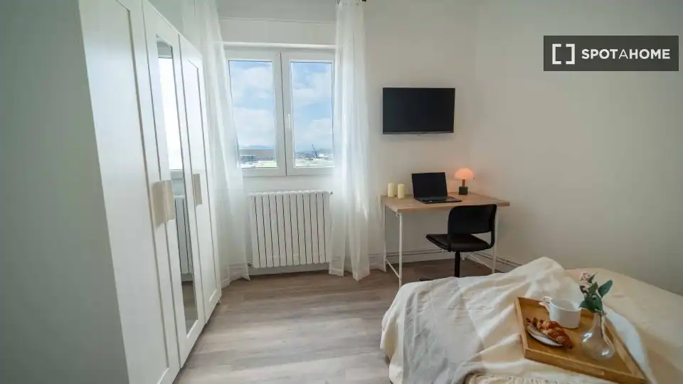 Room in Cuatro Caminos