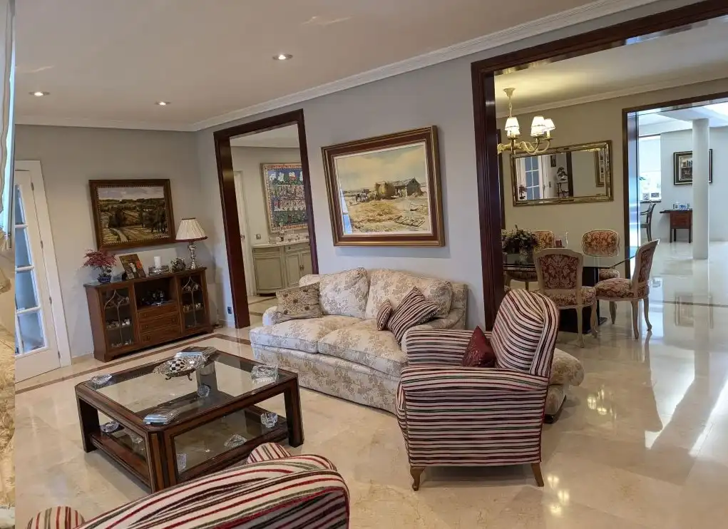 Sala d'estar de Casa o xalet en venda en Pozuelo de Alarcón amb Aire condicionat, Calefacció i Jardí privat