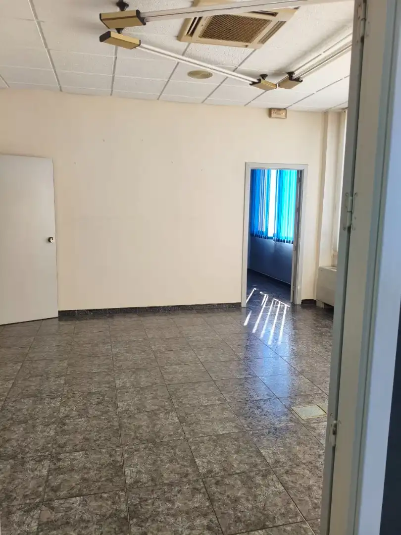 Nau industrial de lloguer en Peligros amb Calefacció i Alarma