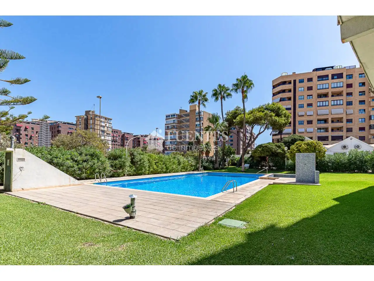 Exterior view of Flat for sale in Alicante / Alacant  with Furnished, Balcony and Alarm
