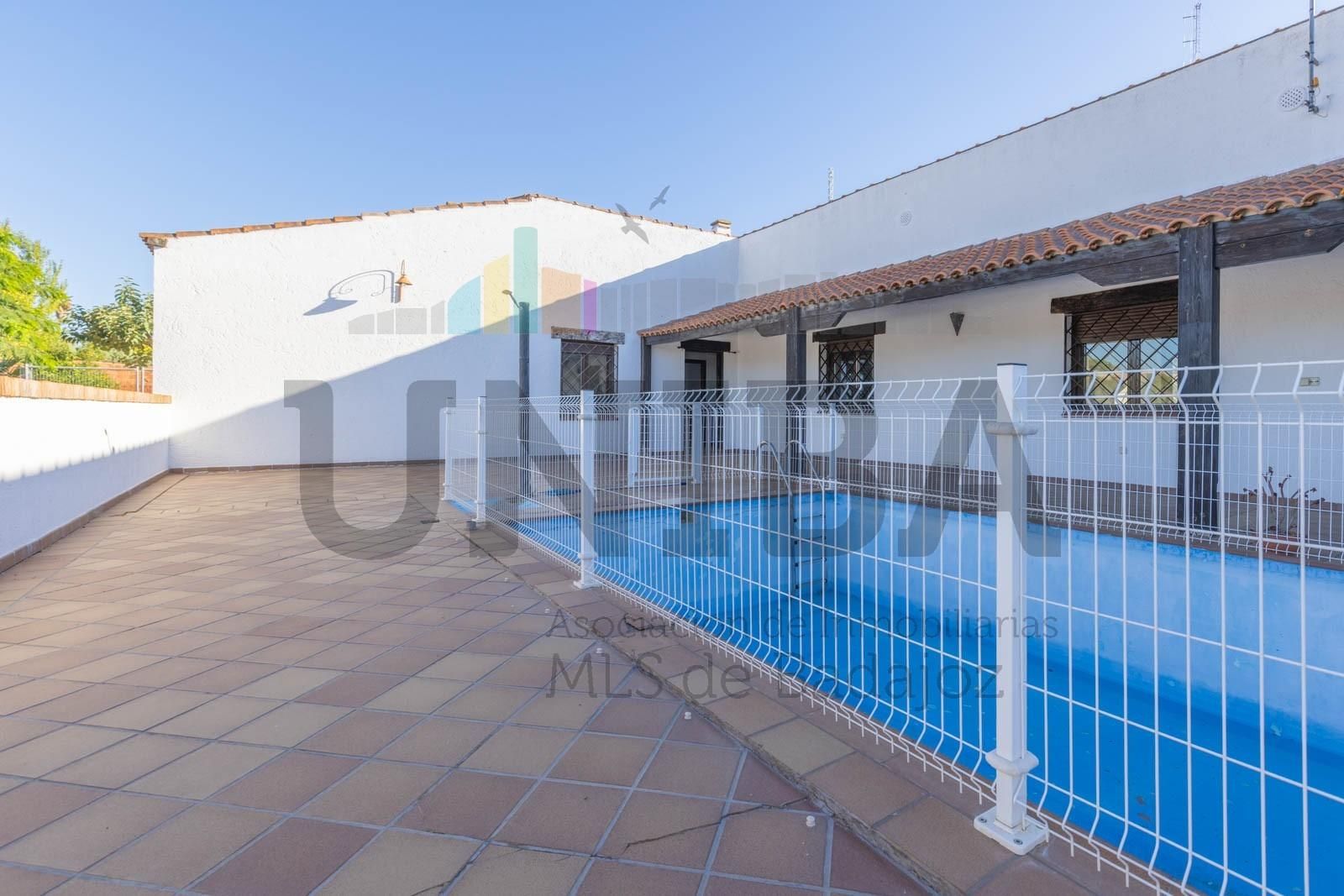 Piscina de Casa o xalet en venda en Badajoz Capital amb Aire condicionat, Jardí privat i Piscina