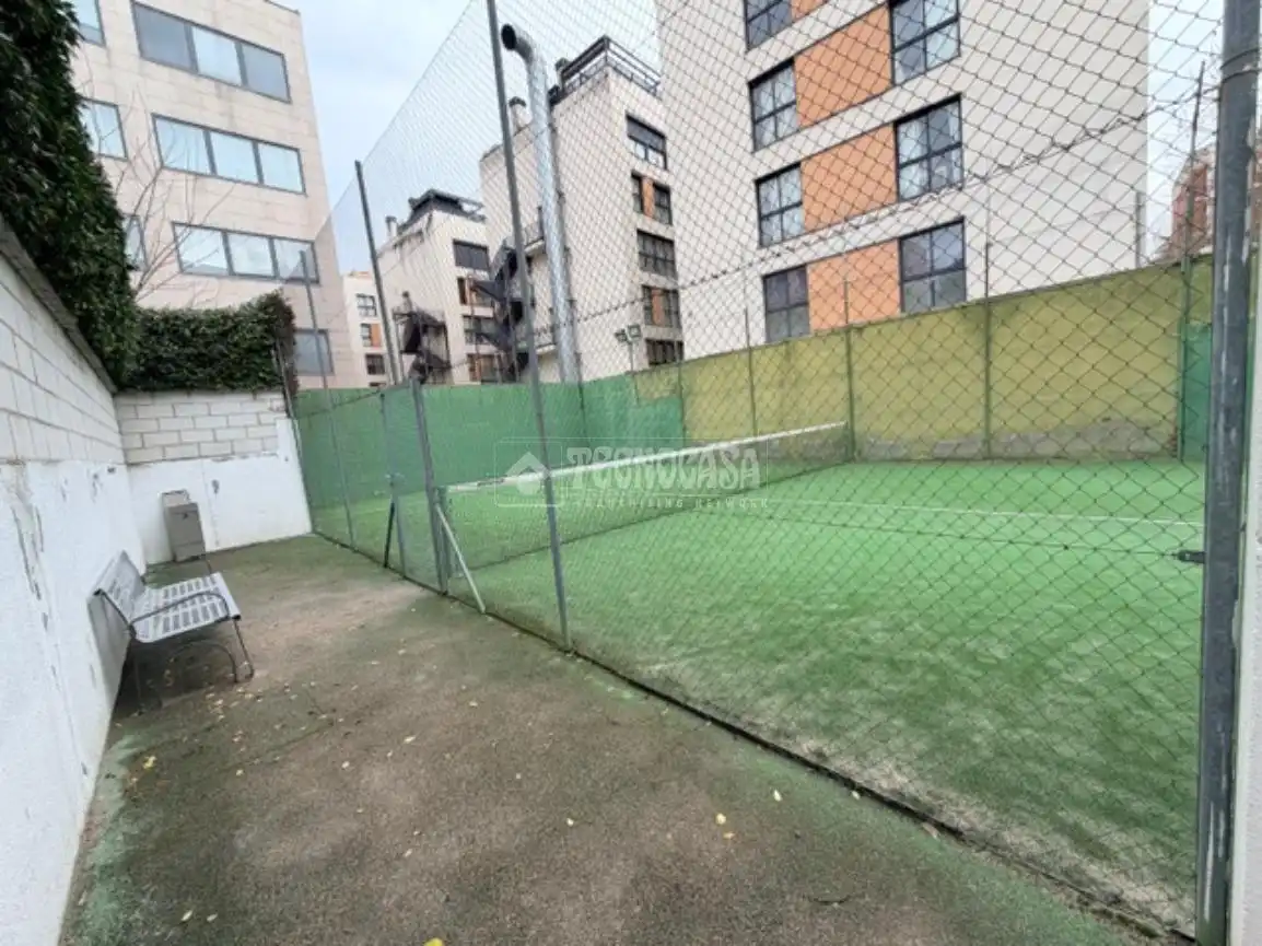 Vista exterior de Piso en venta en Madrid con Calefacción, Parquet y Piscina comunitaria