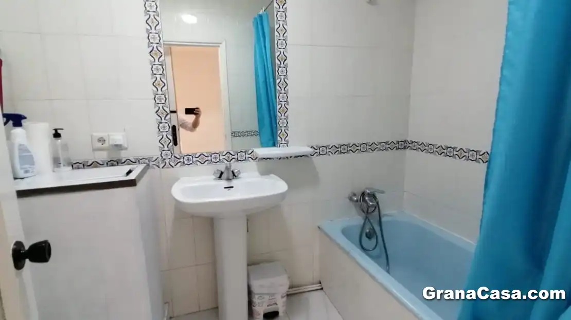 Bathroom of Study for rent in Granada  with Air Conditioner, Heating and Furnished