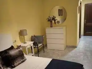 Dormitori de Pis de lloguer en Sevilla amb Aire condicionat, Jardí privat i Moblat