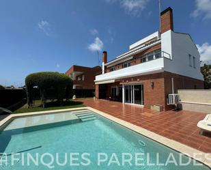 Vista exterior de Casa o xalet de lloguer en Sitges amb Aire condicionat, Terrassa i Piscina