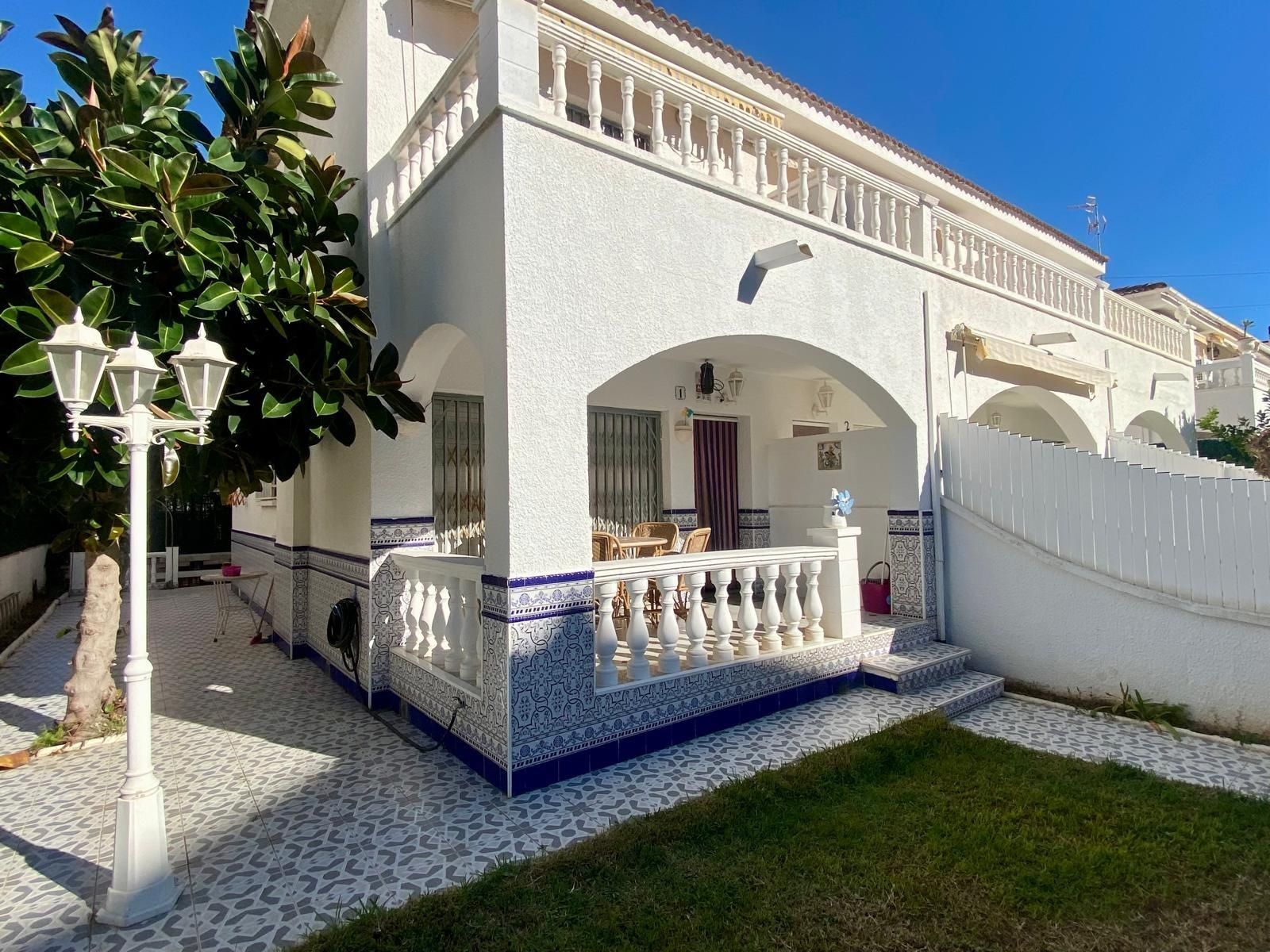 Vista exterior de Casa adosada en venta en Cunit con Aire acondicionado, Terraza y Trastero