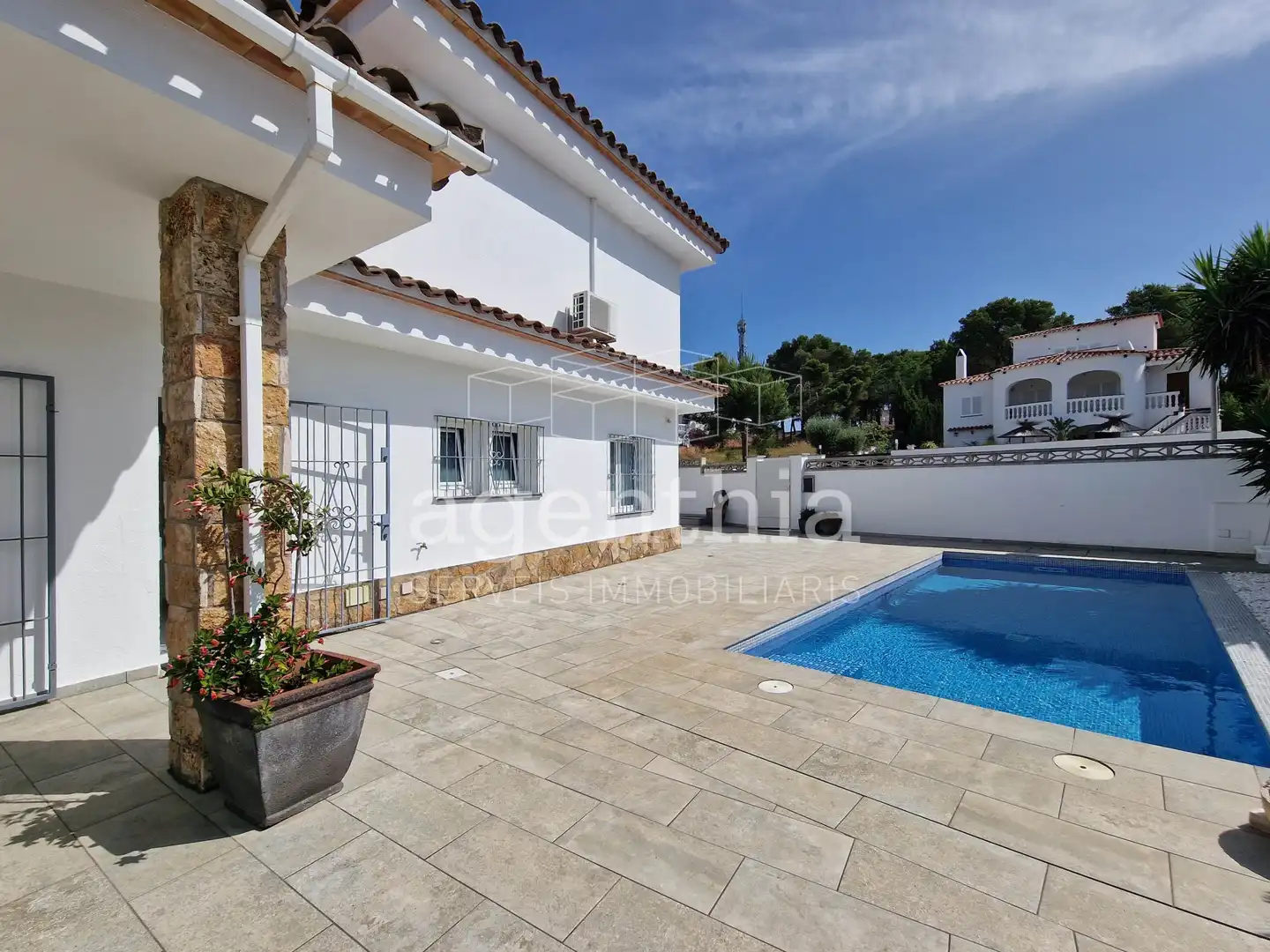Vista exterior de Casa o xalet en venda en L'Escala amb Aire condicionat, Calefacció i Terrassa