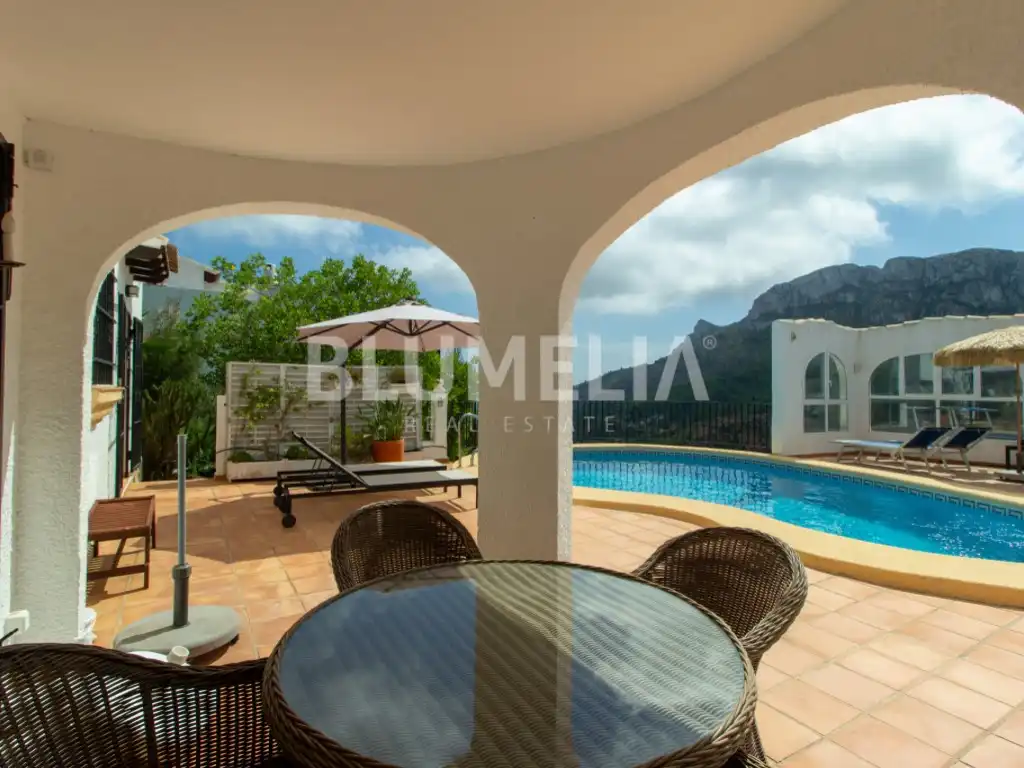 Vista exterior de Casa o xalet en venda en Dénia amb Aire condicionat, Jardí privat i Piscina