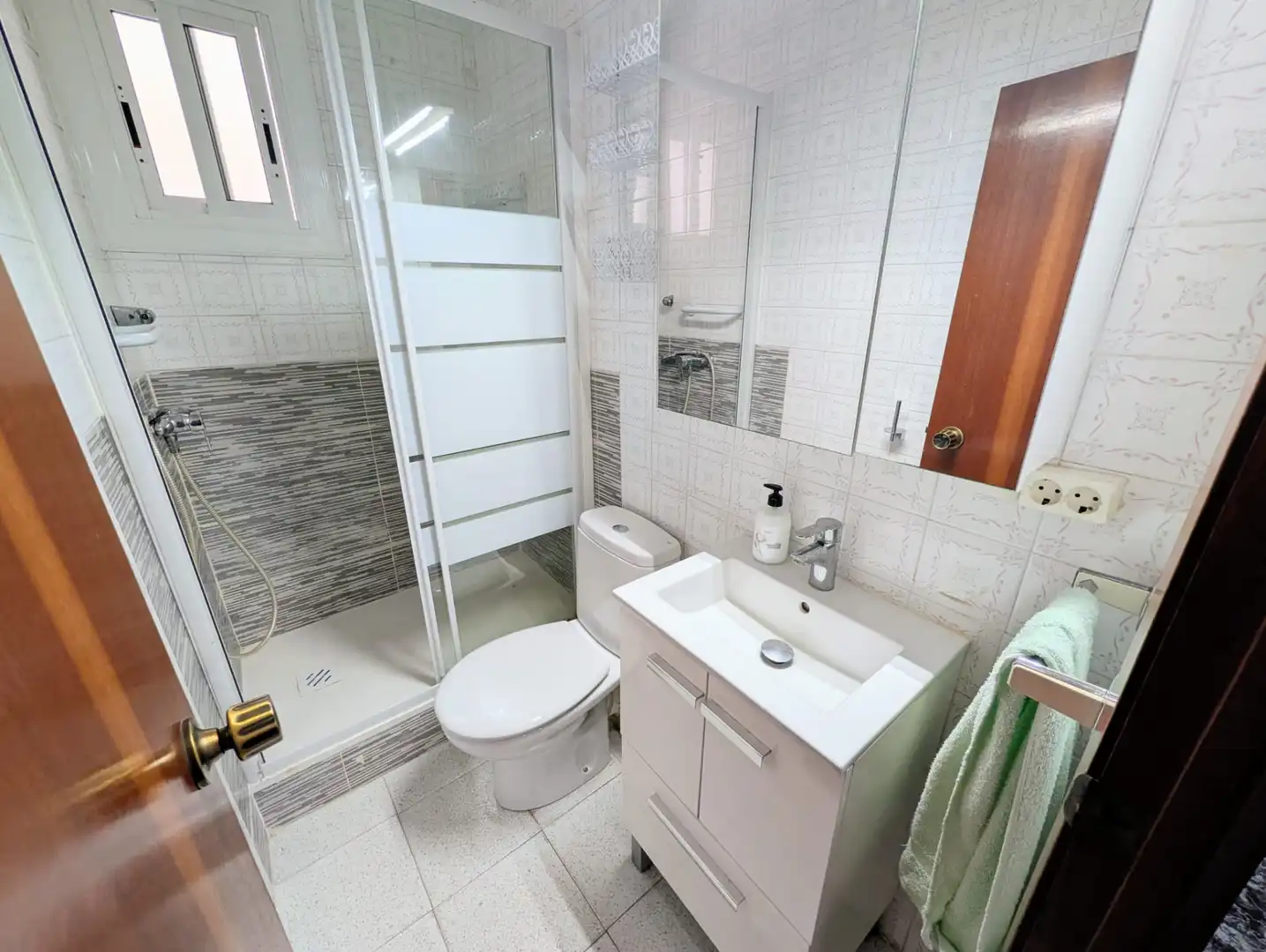 Bathroom of Flat for sale in Cornellà de Llobregat  with Furnished and Alarm