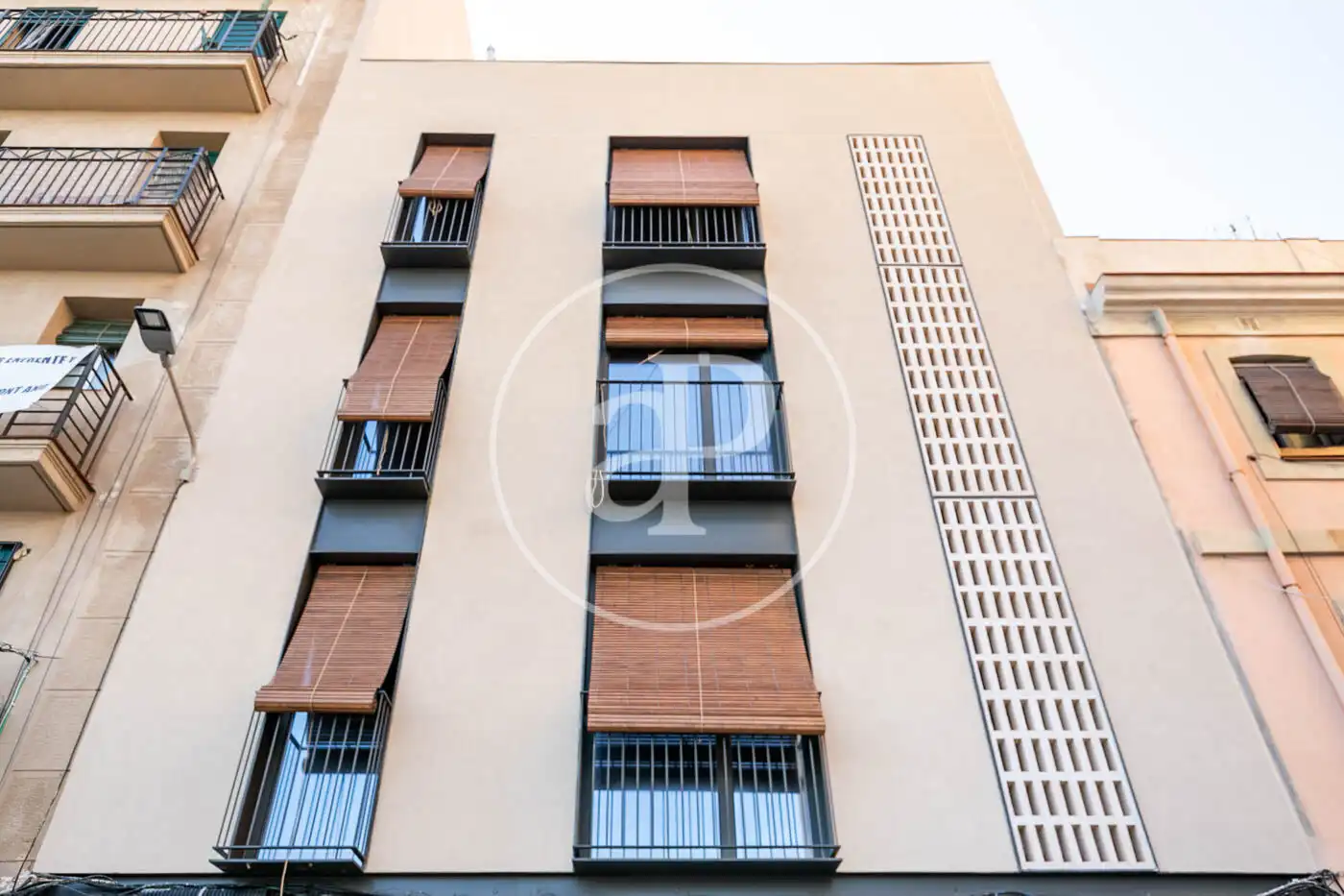 Außenansicht von Wohnung zum Verkauf in Barcelona mit Klimaanlage, Heizung und Balkon