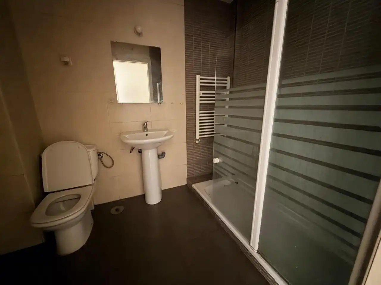 Badezimmer von Erdgeschoss zum Verkauf in Tarancón mit Heizung, Terrasse und Abstellraum