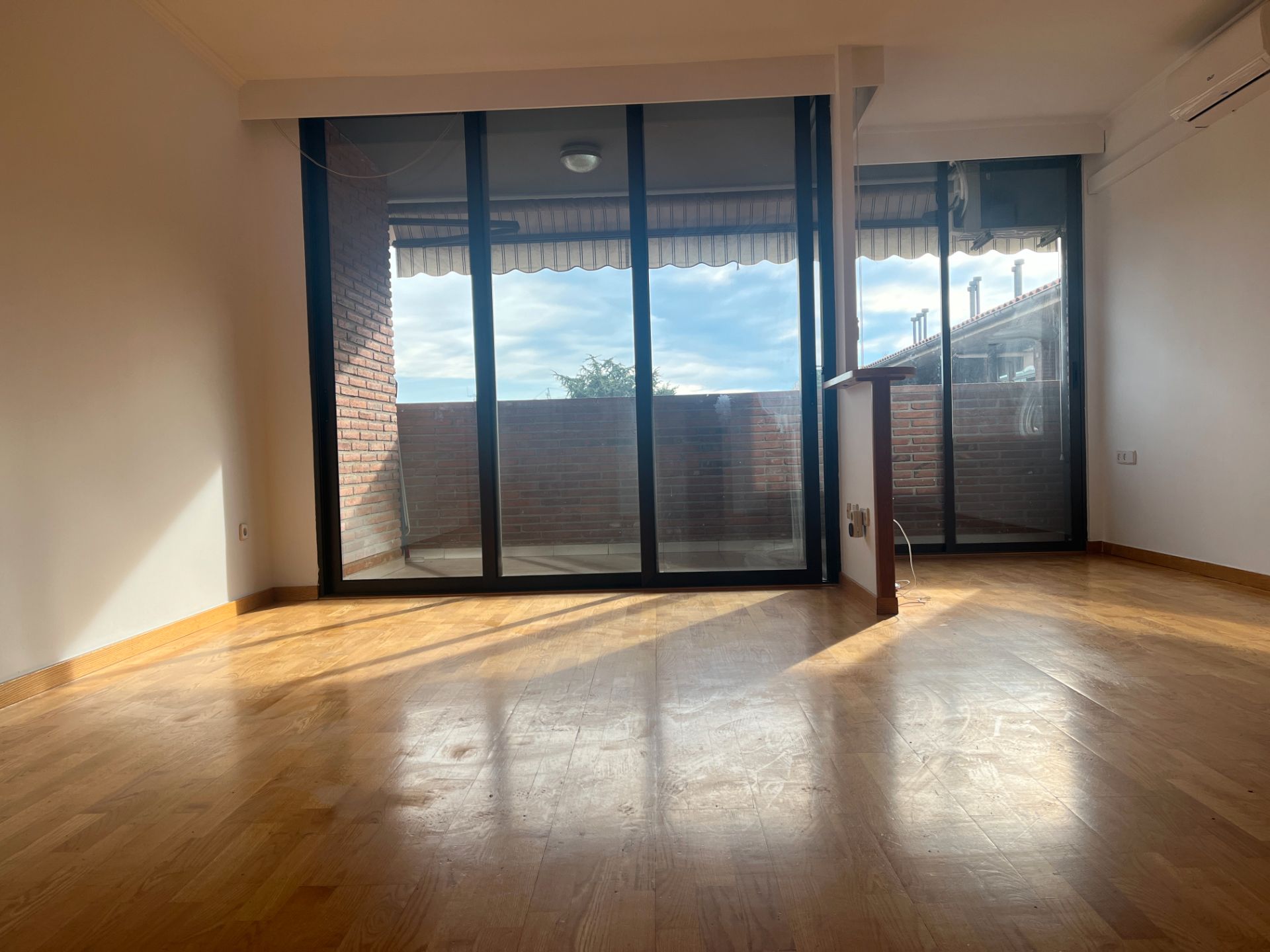 Sala de estar de Dúplex de alquiler en Sant Cugat del Vallès con Aire acondicionado, Calefacción y Parquet