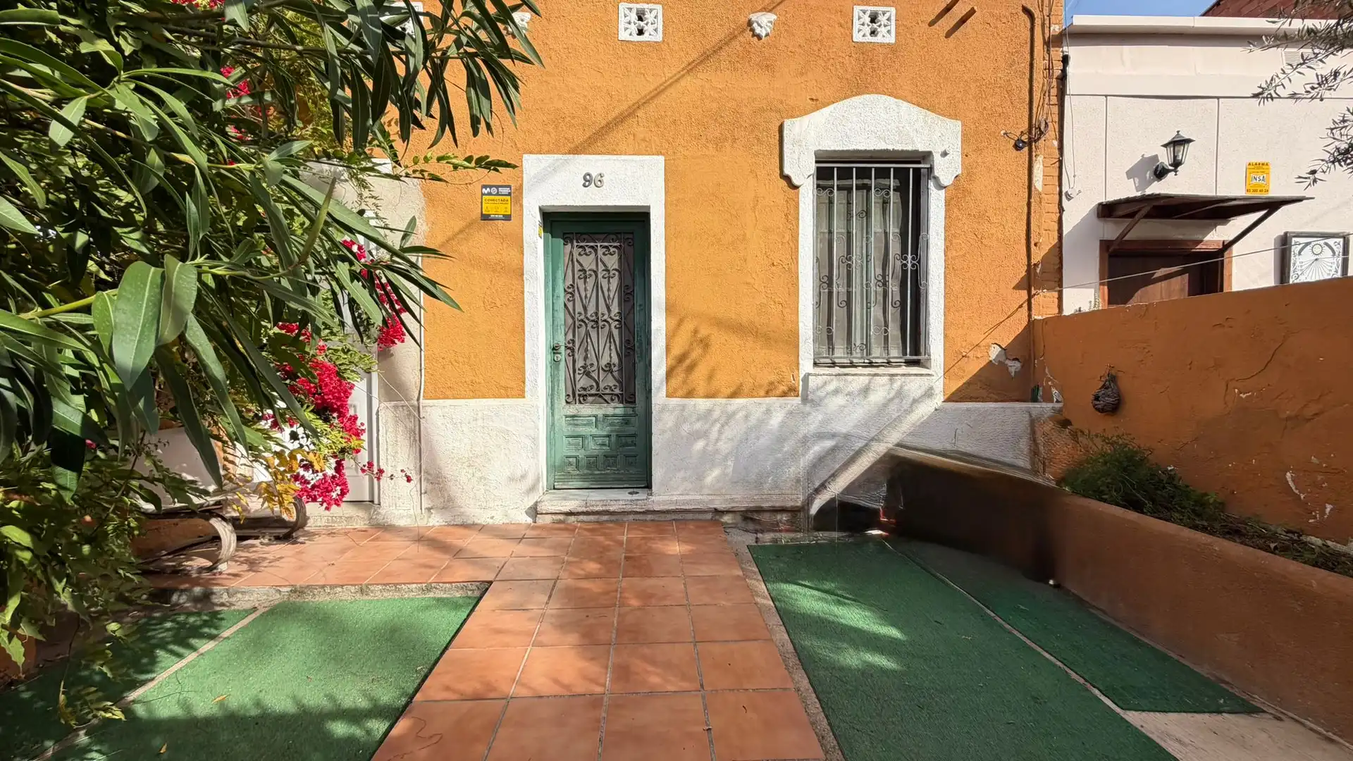 Vista exterior de Casa adosada en venta en Barcelona con Calefacción y Trastero