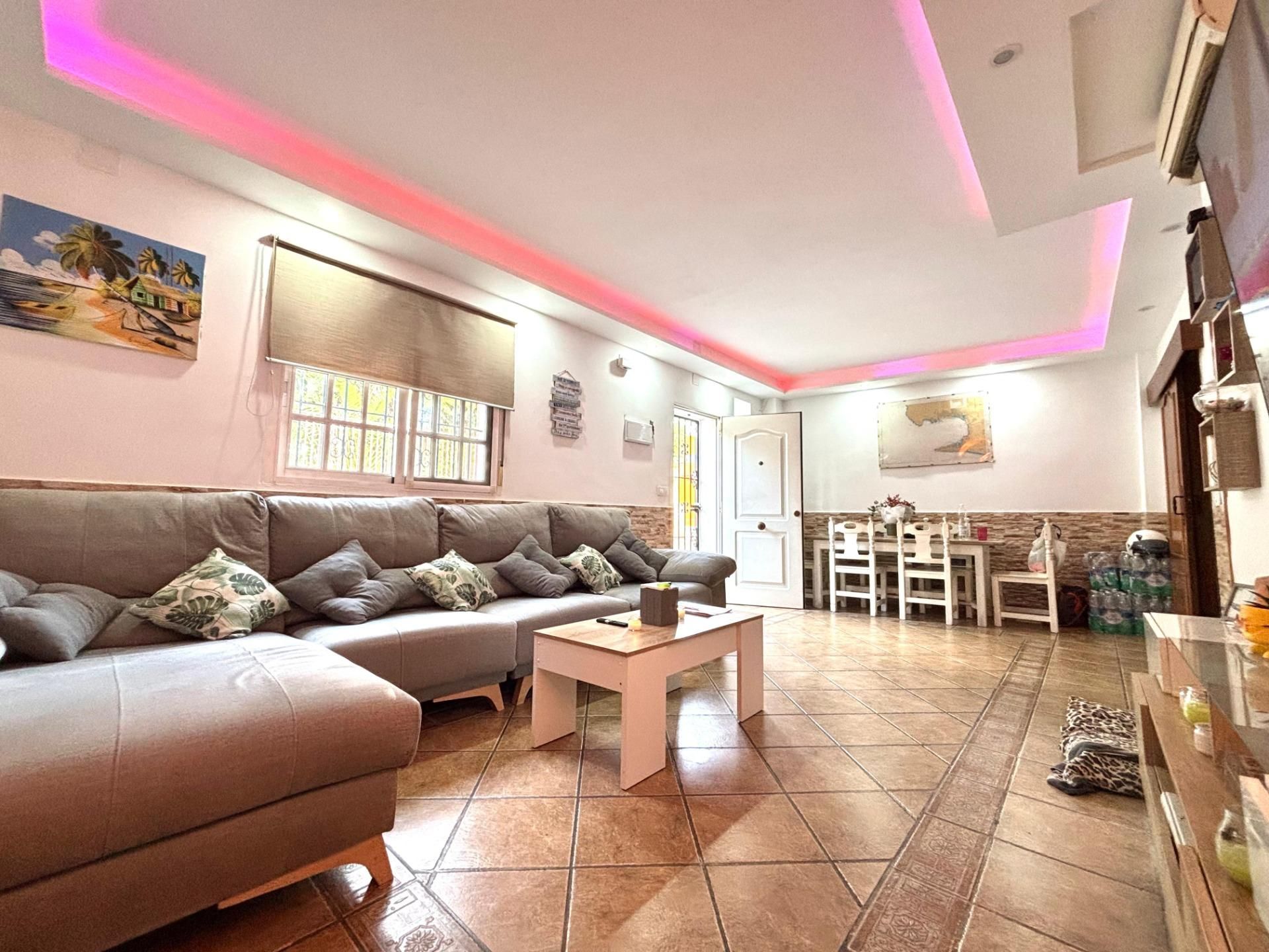 Sala d'estar de Casa adosada en venda en Algeciras