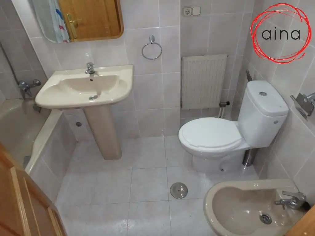 Baño de Piso de alquiler en  Pamplona / Iruña con Calefacción, Terraza y Balcón