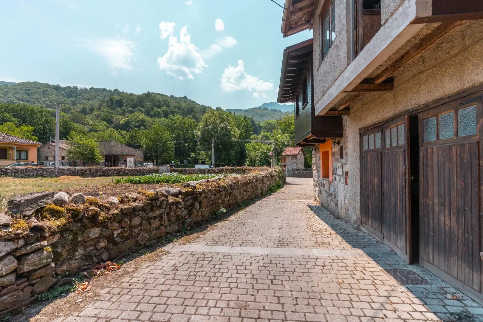 Vista exterior de Casa o xalet en venda en Sobrescobio amb Balcó