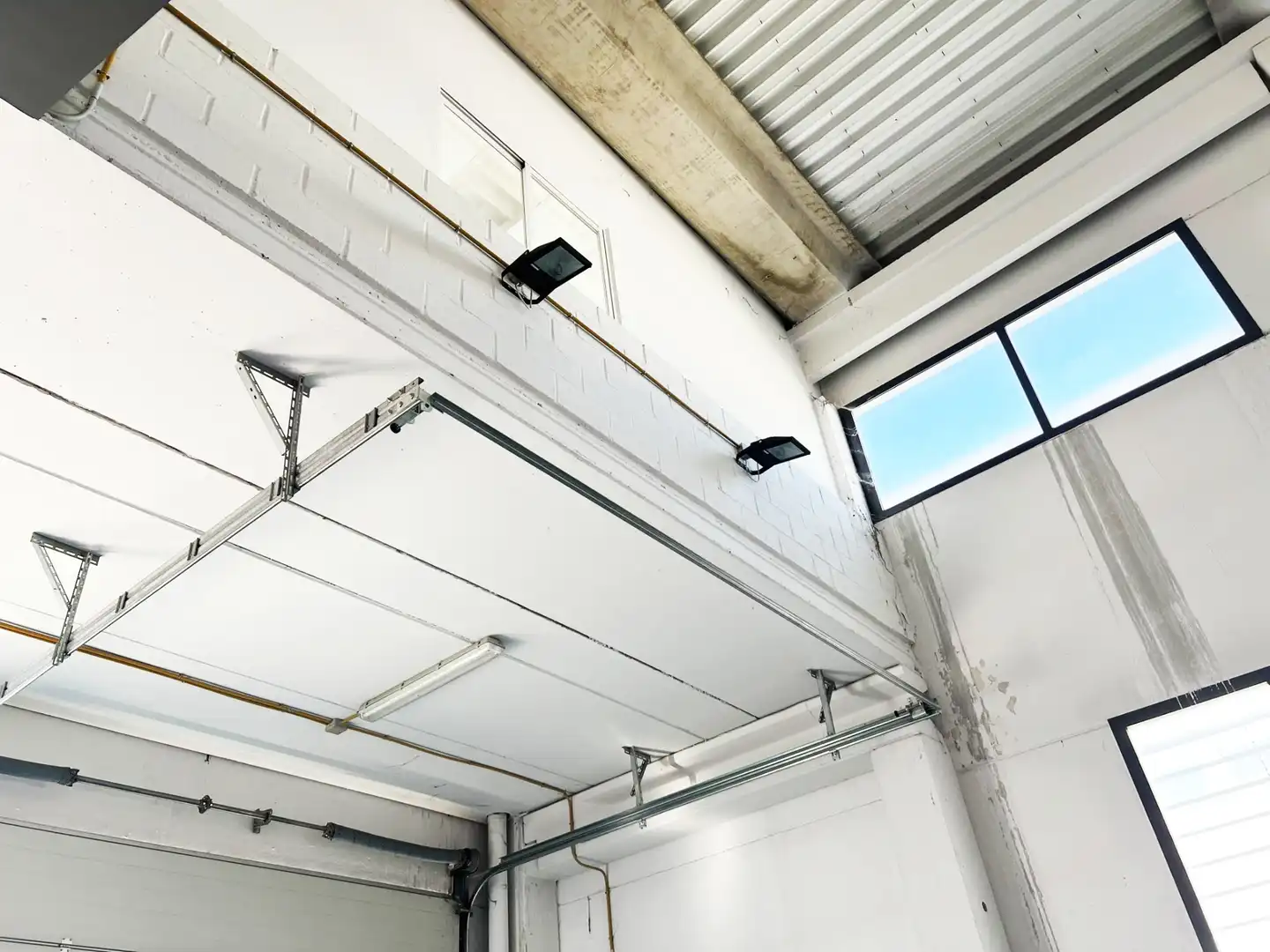 Parkplatz von Fabrikhallen zur Miete in Coslada mit Heizung