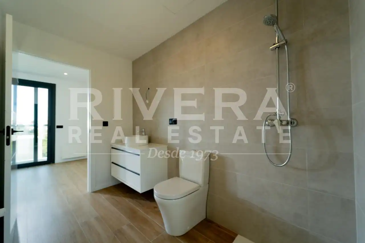 Baño de Casa adosada en venta en Vigo  con Calefacción y Jardín privado