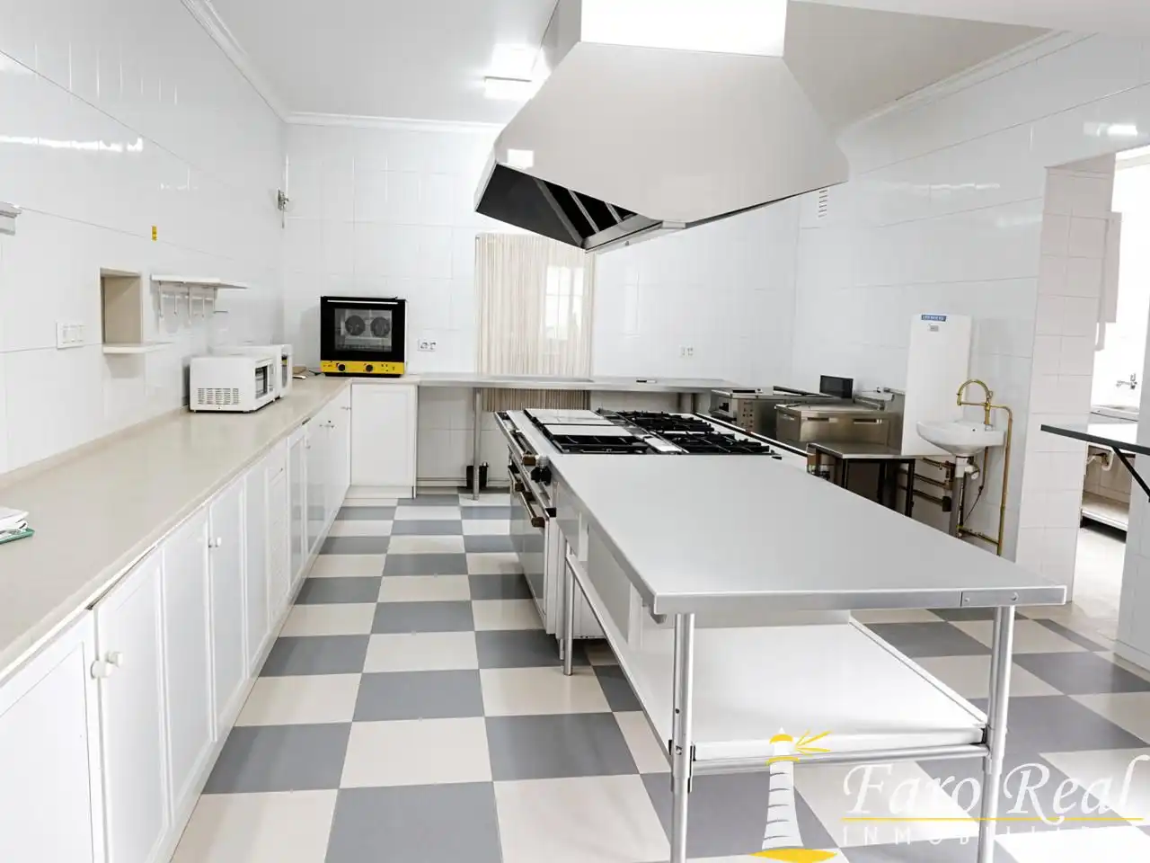 Cuina de Finca rústica en venda en Sanlúcar de Barrameda amb Aire condicionat, Jardí privat i Terrassa