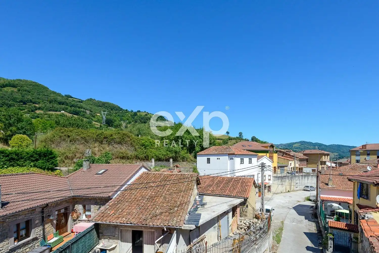 Vista exterior de Casa o xalet en venda en Lena amb Traster i Moblat