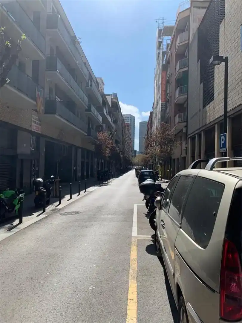 Außenansicht von Fabrikhallen zur Miete in L'Hospitalet de Llobregat