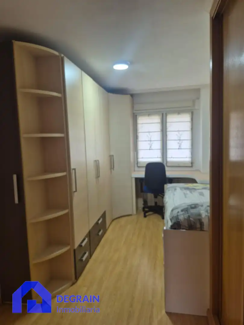 Dormitori de Pis de lloguer en Oviedo  amb Calefacció, Terrassa i Traster
