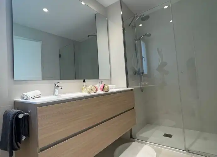 Bany de Apartament en venda en Benahavís amb Jardí privat, Terrassa i Traster