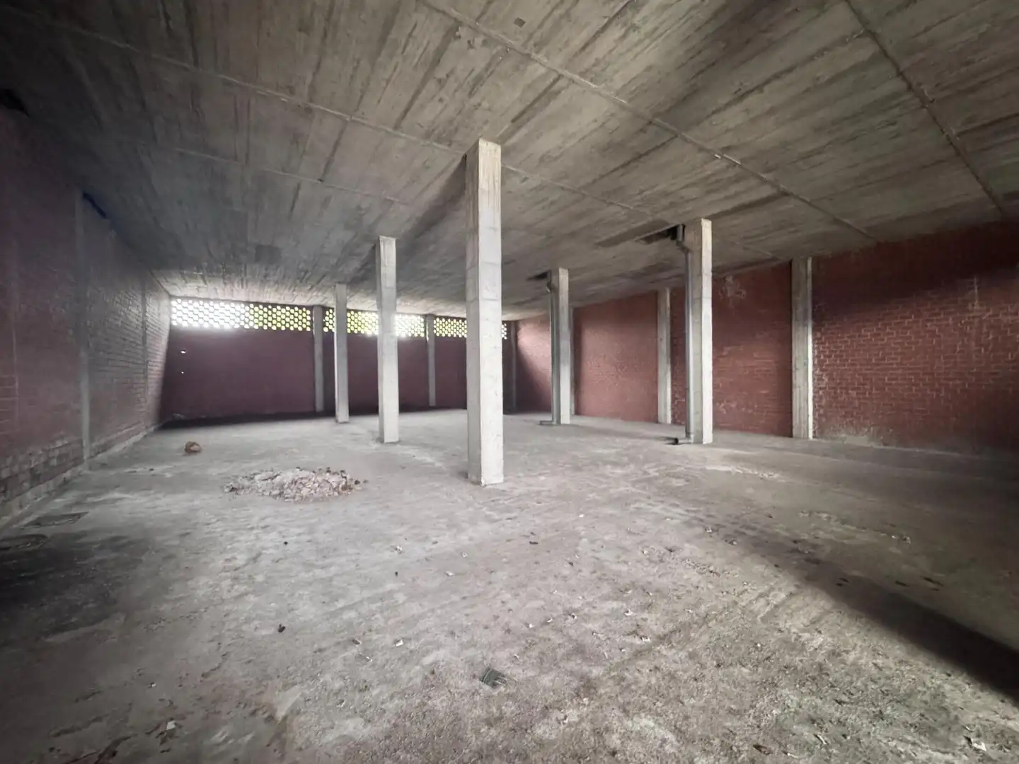 Local comercial en alquiler en Polígono Polígono Asipo Calle B