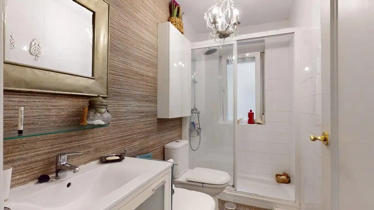 Badezimmer von Wohnung zur Miete in Madrid mit Klimaanlage, Heizung und Möbliert