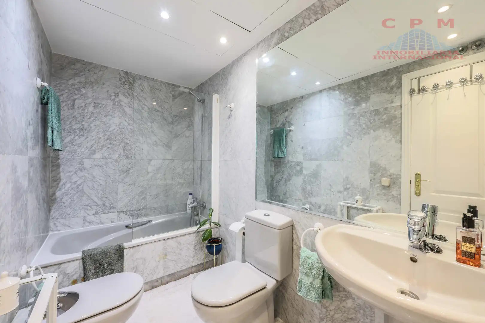 Bathroom of Flat for rent in Madrid  with Air Conditioner, Heating and Parquet flooring