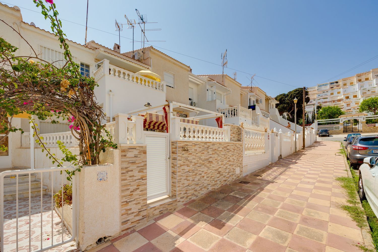 Vista exterior de Casa o xalet en venda en Torrevieja amb Aire condicionat, Terrassa i Moblat