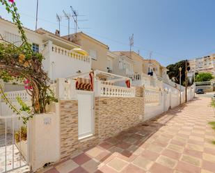 Vista exterior de Casa o xalet en venda en Torrevieja amb Aire condicionat, Terrassa i Balcó