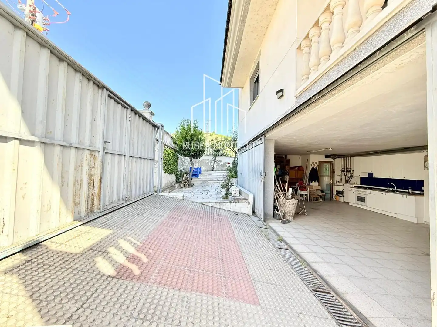 Vista exterior de Casa adosada en venda en Cabrerizos amb Calefacció, Jardí privat i Terrassa