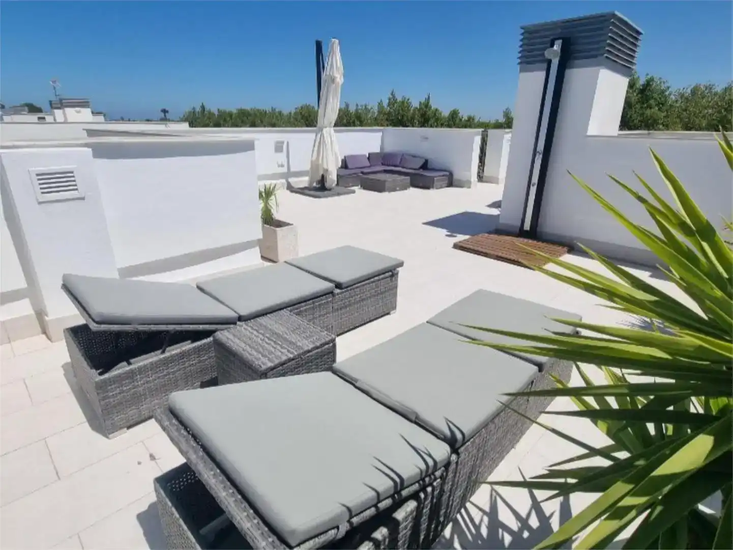 Terrasse von Wohnungen zur Miete in Chipiona mit Klimaanlage, Privatgarten und Schwimmbad