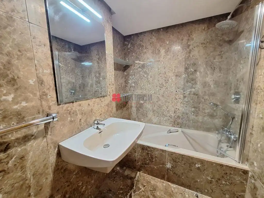 Baño de Piso de alquiler en Santiago de Compostela  con Balcón