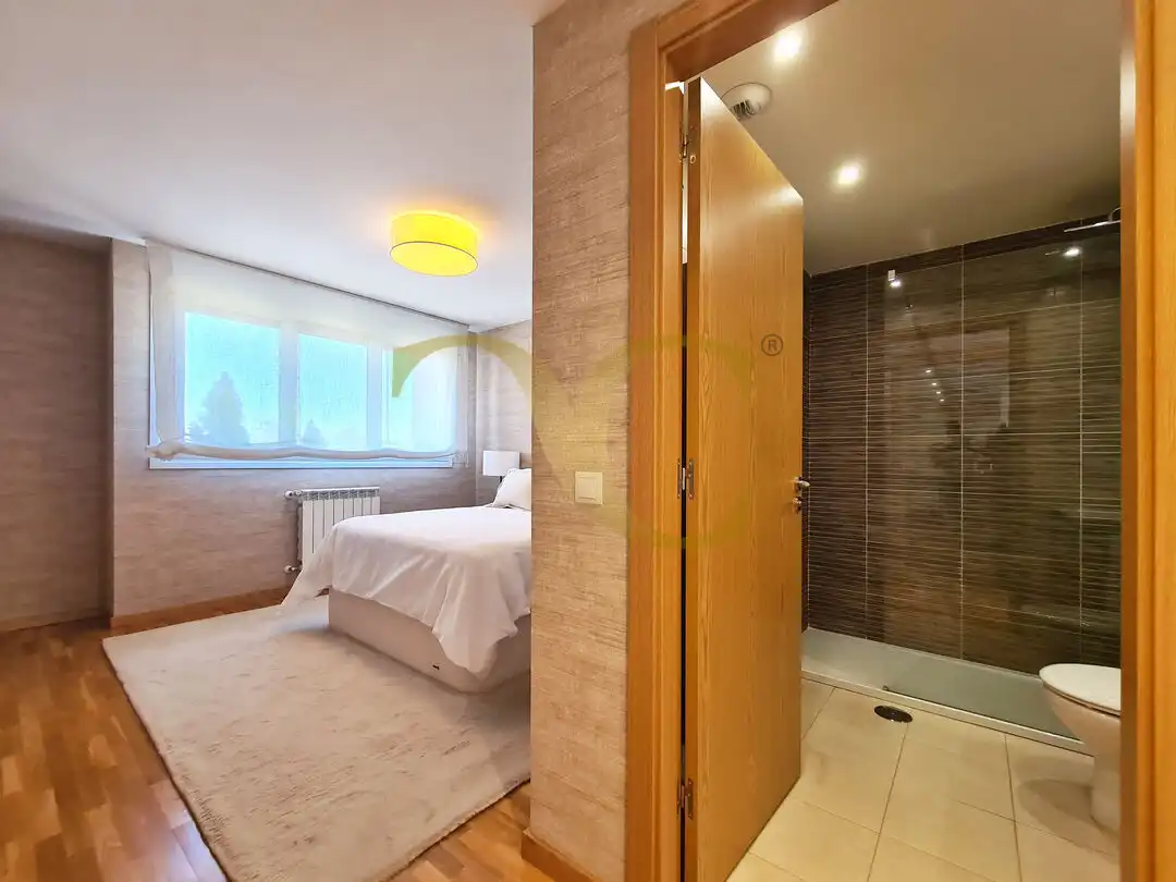 Habitación de Piso en venta en Oviedo  con Calefacción, Terraza y Trastero