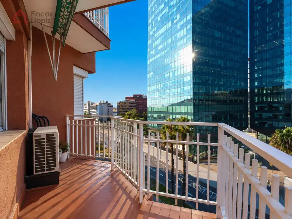 Appartamento con terrazza in vendita a Paseo Zona Franca 122, imagen 2