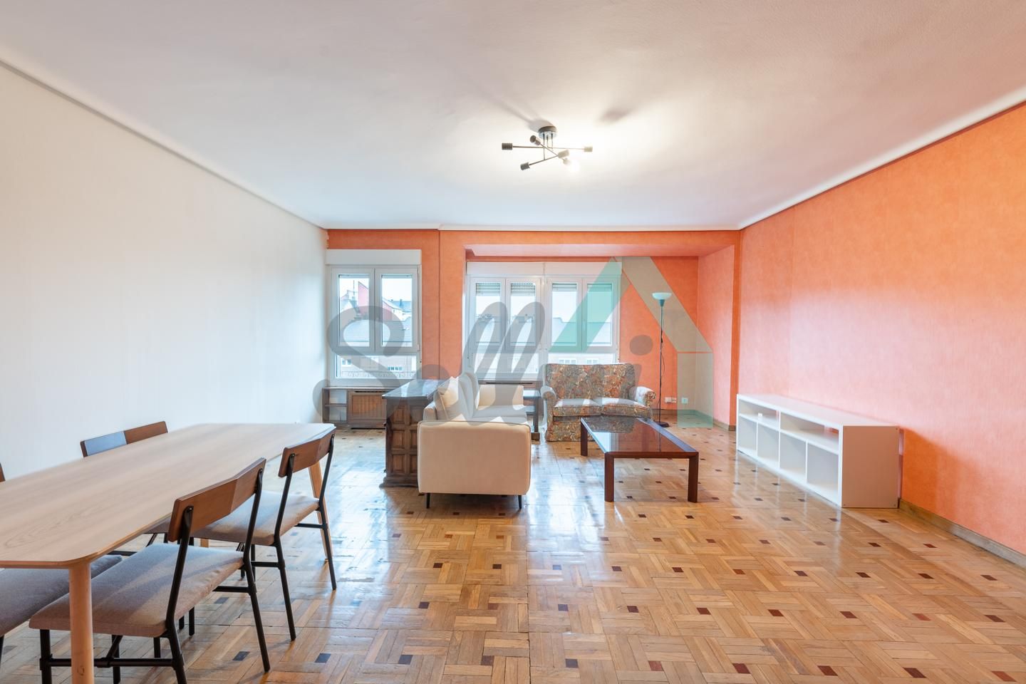 Sala d'estar de Pis de lloguer en Oviedo  amb Calefacció, Parquet i Moblat