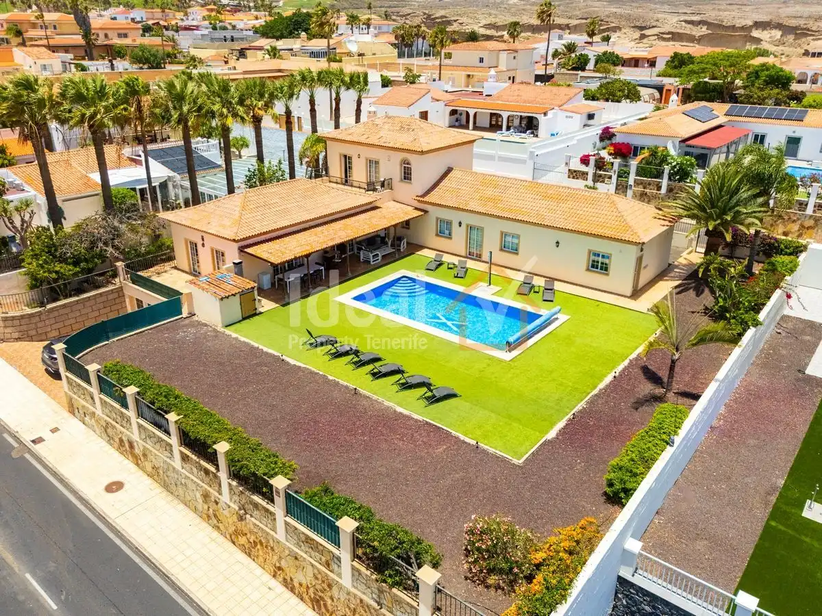 Detached house with pool for sale in Golf del Sur - Amarilla Golf