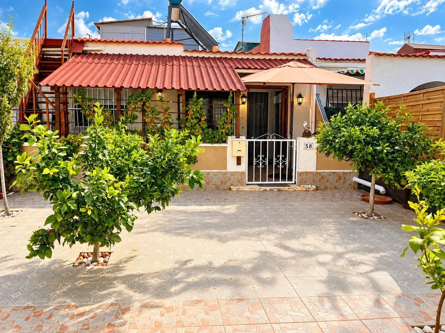 Vista exterior de Casa o chalet en venta en Torrevieja con Aire acondicionado, Jardín privado y Amueblado