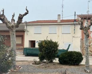 Vista exterior de Casa adosada en venda en Hernansancho amb Traster i Moblat