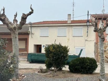 Vista exterior de Casa adosada en venda en Hernansancho amb Traster i Moblat