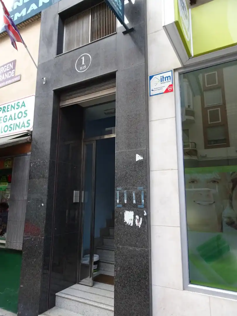Außenansicht von Büro zur Miete in Torrelavega  mit Klimaanlage, Abstellraum und Möbliert