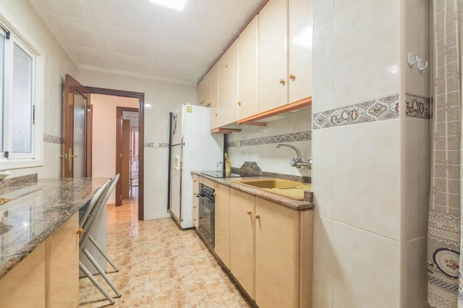 Cuina de Apartament de lloguer en Torrevieja amb Calefacció, Terrassa i Moblat