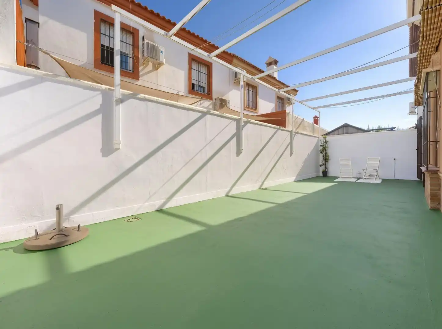 Terrassa de Casa adosada en venda en Espartinas amb Aire condicionat, Calefacció i Jardí privat