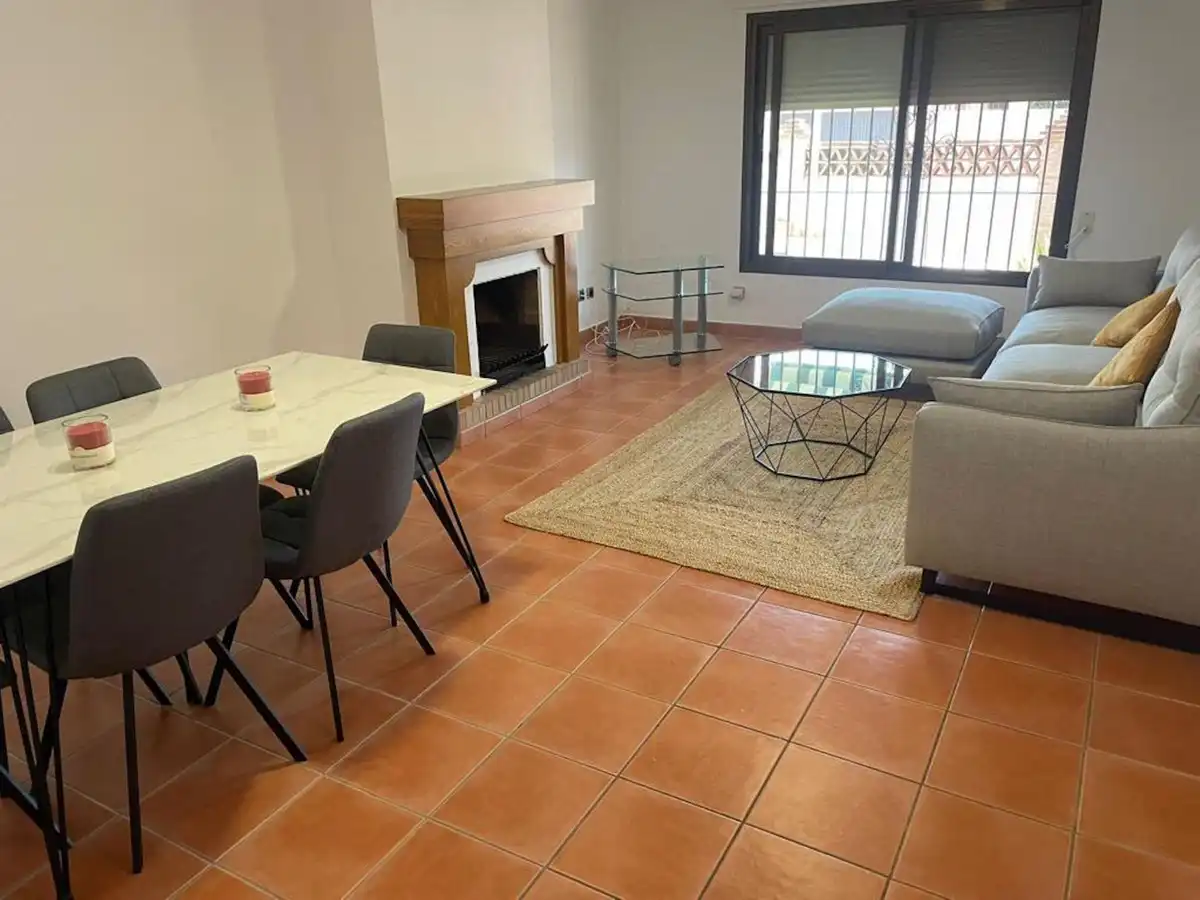 Sala d'estar de Casa adosada de lloguer en Marbella amb Aire condicionat, Terrassa i Moblat